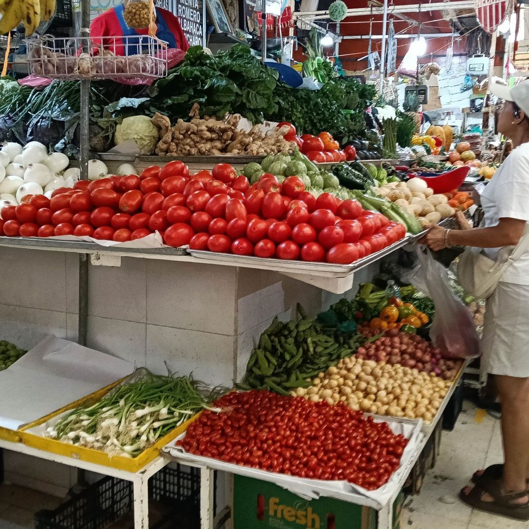 Puesto de verduras en mercado popular. Foto: Cuartoscuro